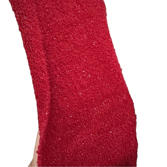 Aegean Apparel 2 Piece Cozy Set Red Silver Plush Blanket Wrap & Socks 25x80” NWT - Picture 6 of 16